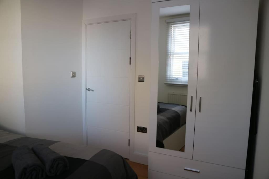 2 Bedroom Modern, Simple Flat In Broadway Market *