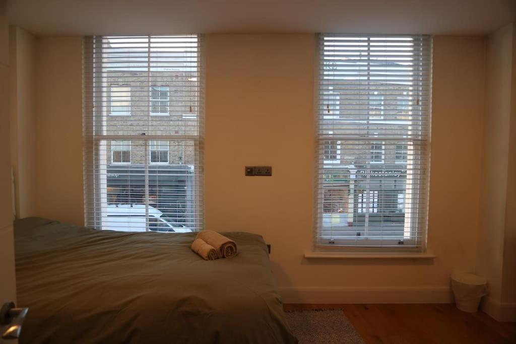 2 Bedroom Modern, Simple Flat In Broadway Market *