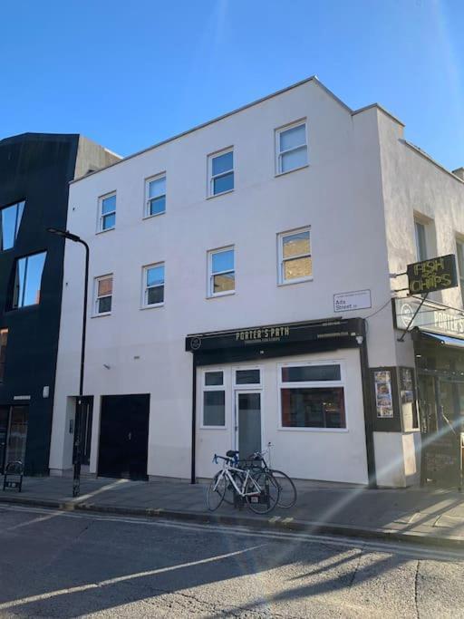 2 Bedroom Modern, Simple Flat In Broadway Market Appartement *