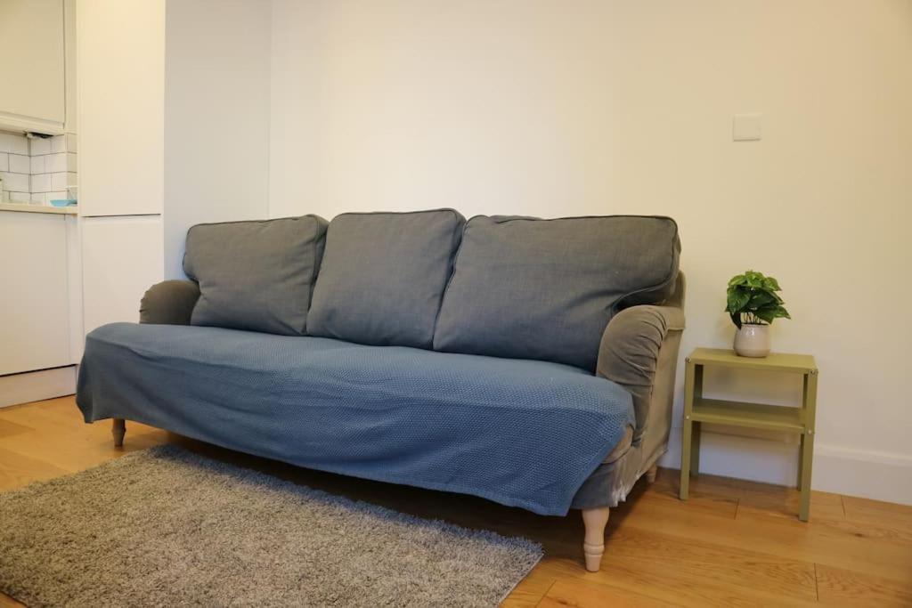2 Bedroom Modern, Simple Flat In Broadway Market * Londres