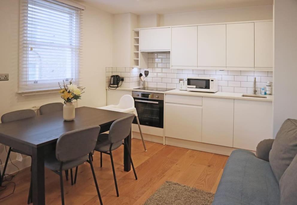 2 Bedroom Modern, Simple Flat In Broadway Market Appartement