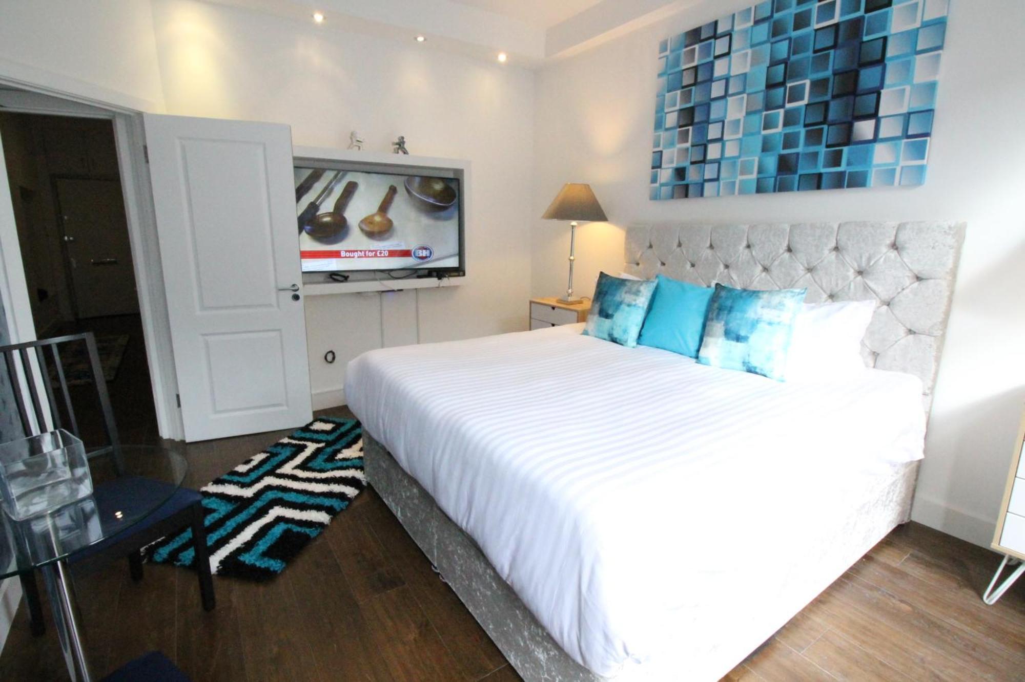 Contemporary 3 Double Bedroom 2 Bathroom Haven In The Heart Of Chelsea Exquisite With A Designer's Touch