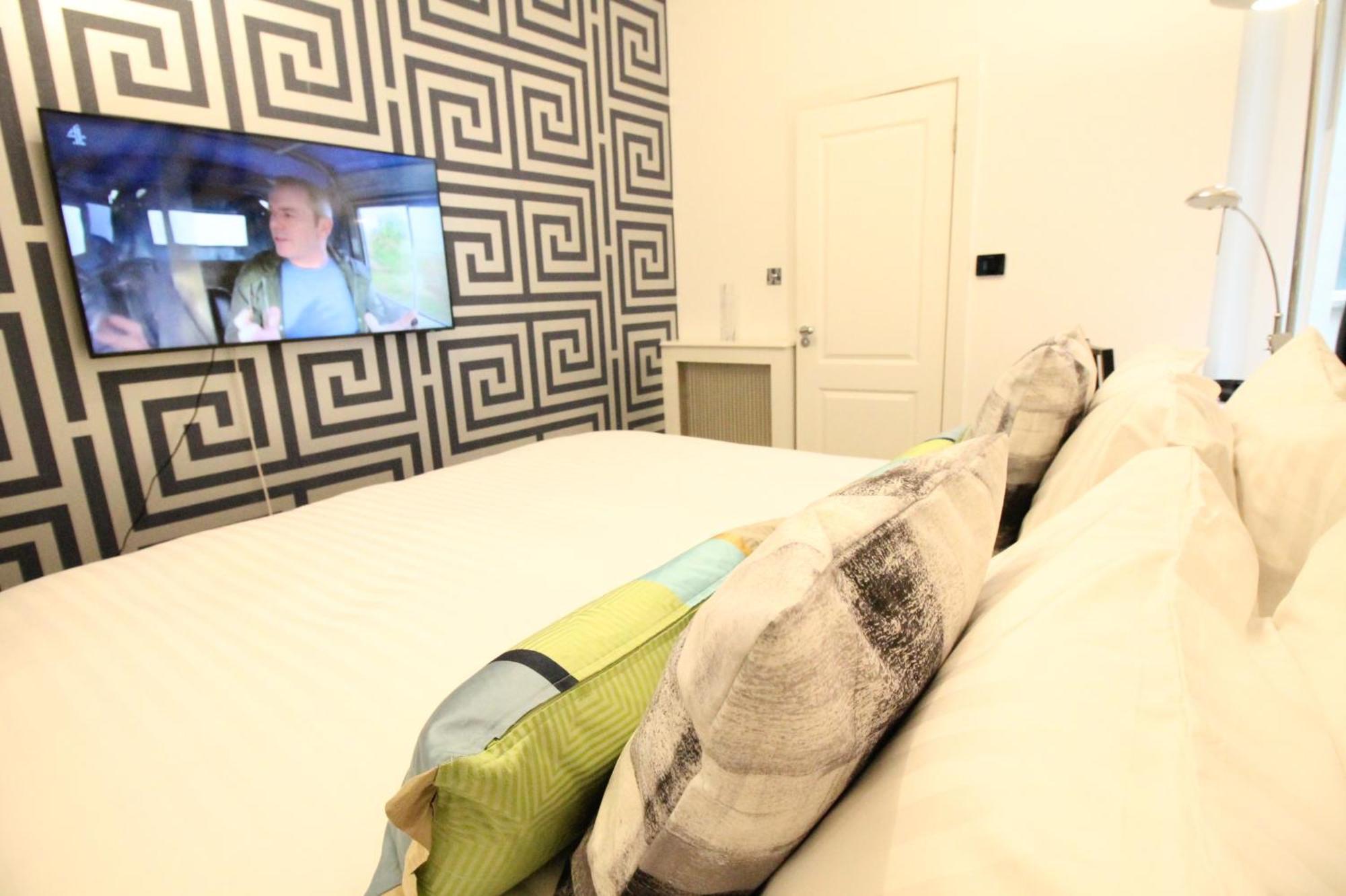 Contemporary 3 Double Bedroom 2 Bathroom Haven In The Heart Of Chelsea Exquisite With A Designer's Touch Apartment London