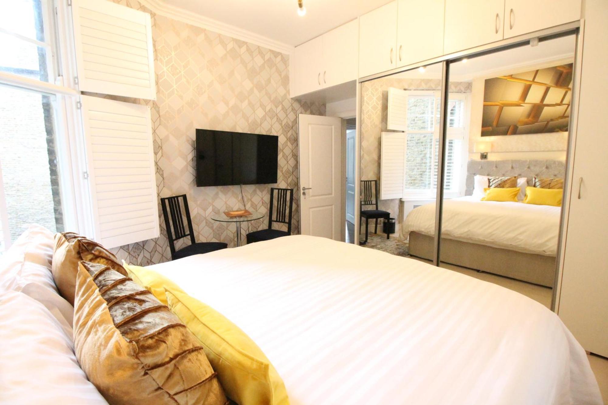 Contemporary 3 Double Bedroom 2 Bathroom Haven In The Heart Of Chelsea Exquisite With A Designer's Touch Apartment London