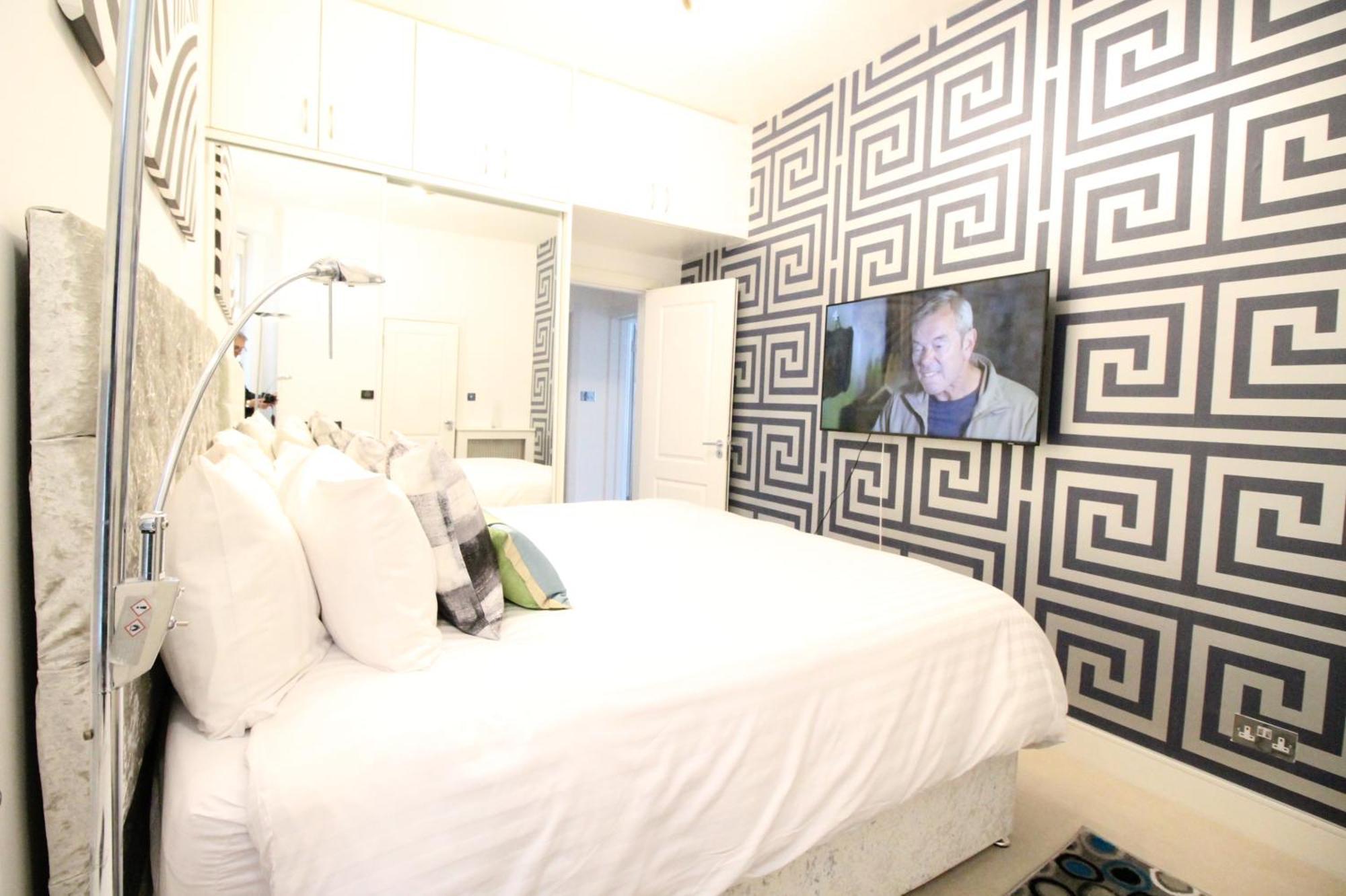Contemporary 3 Double Bedroom 2 Bathroom Haven In The Heart Of Chelsea Exquisite With A Designer's Touch * London