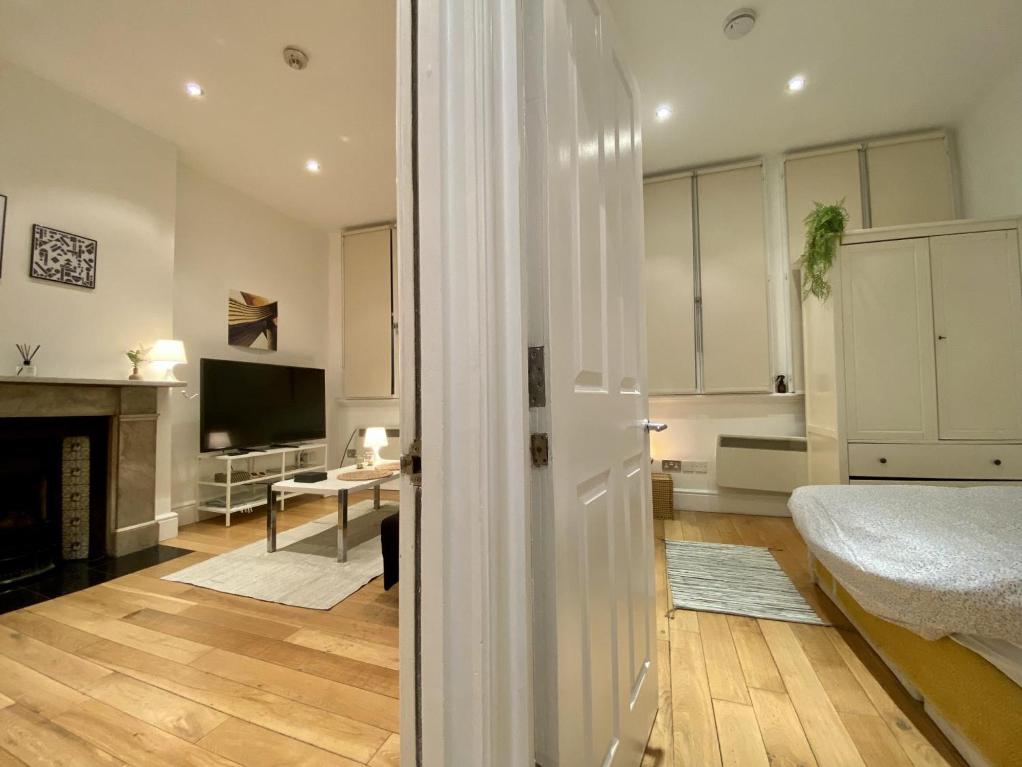 Entire Flat, Central London, Bank Payment To The Host Within 24h From The Reservation