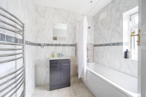 Modern Spacious 4-bed House Apartment *