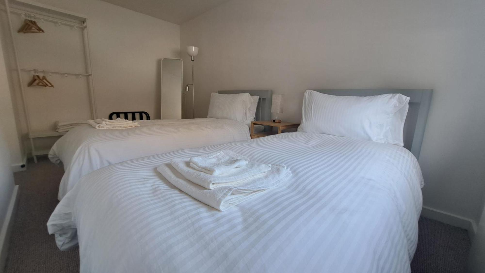 Wapping 700sqft 2 Bedroom - South Facing Dockside Views - Secure Parking Apartamento Londres