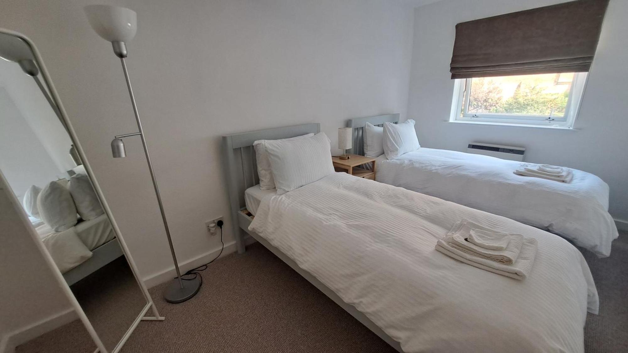 Wapping 700sqft 2 Bedroom - South Facing Dockside Views - Secure Parking * Londres