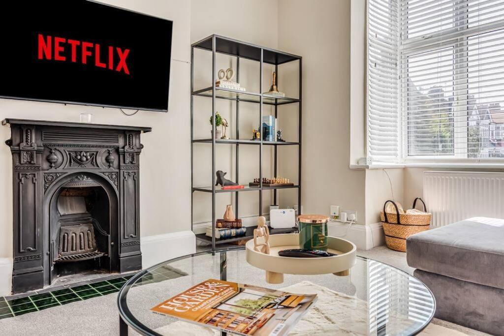 Сasa de vacaciones Beautiful 5 Bedroom 4 Bathroom House In W6 By Yoko - 10 Minute's To - Free Parking, Fast Wifi, Work Desks And Smarttvs With And Netflix *