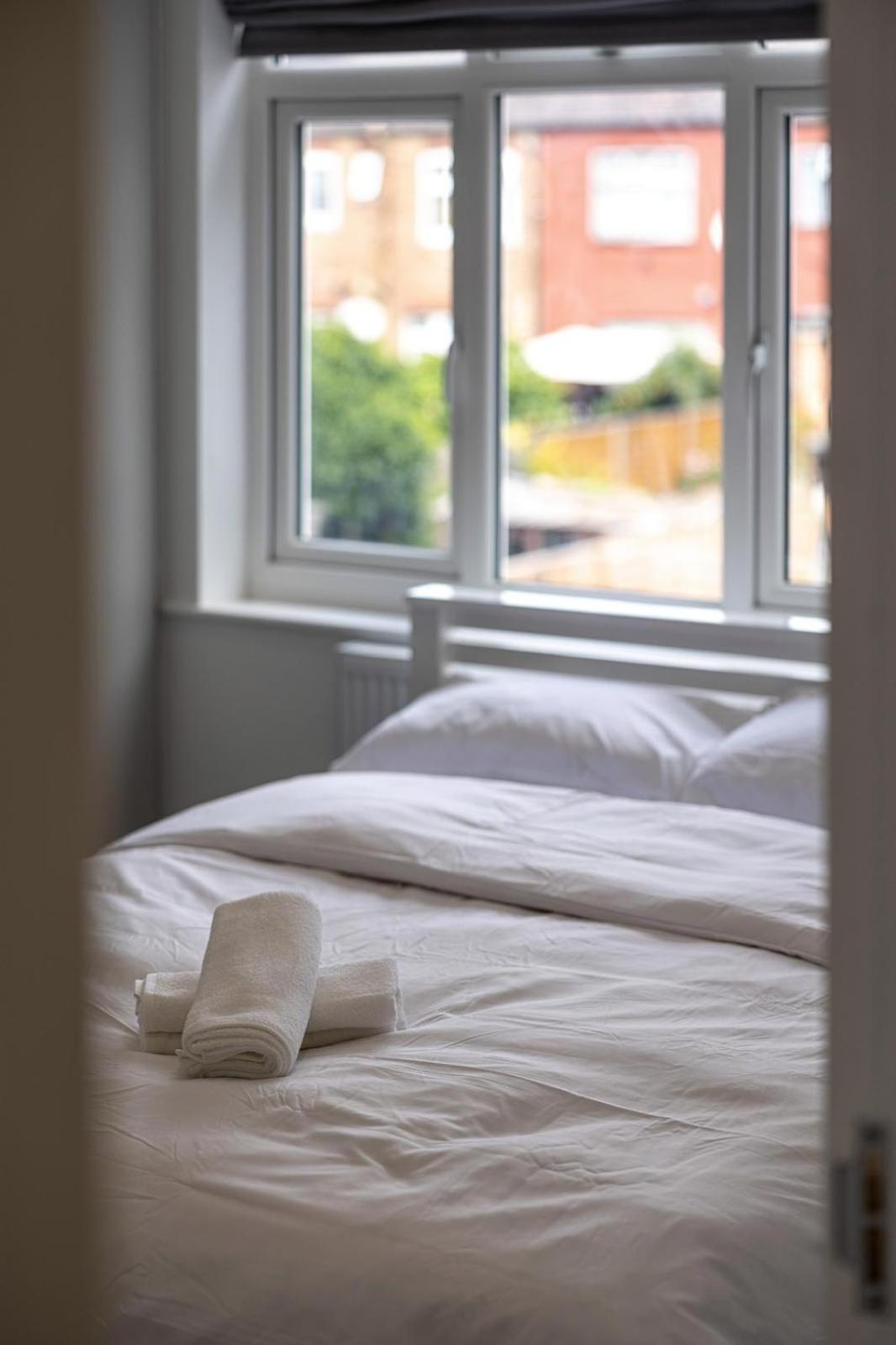 Modern With Driveway Parking For 2 Vehicles, Near Tottenham Hotspur Stadium, White Hart Lane Train Station Londen