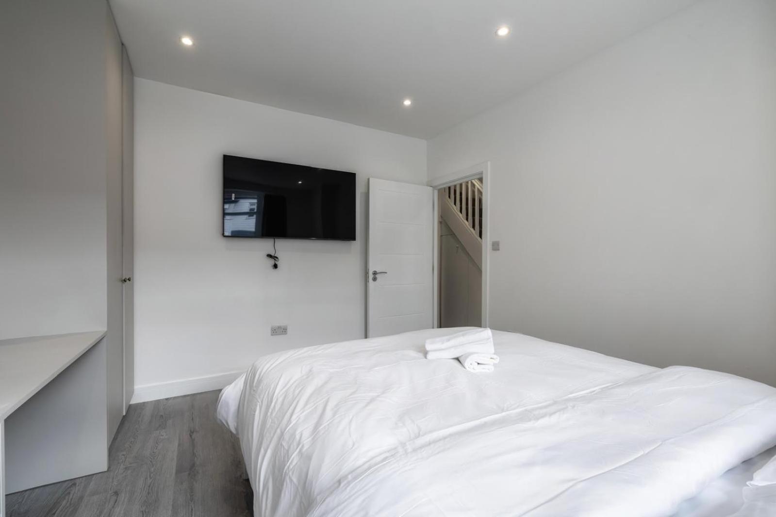 Modern With Driveway Parking For 2 Vehicles, Near Tottenham Hotspur Stadium, White Hart Lane Train Station Londen