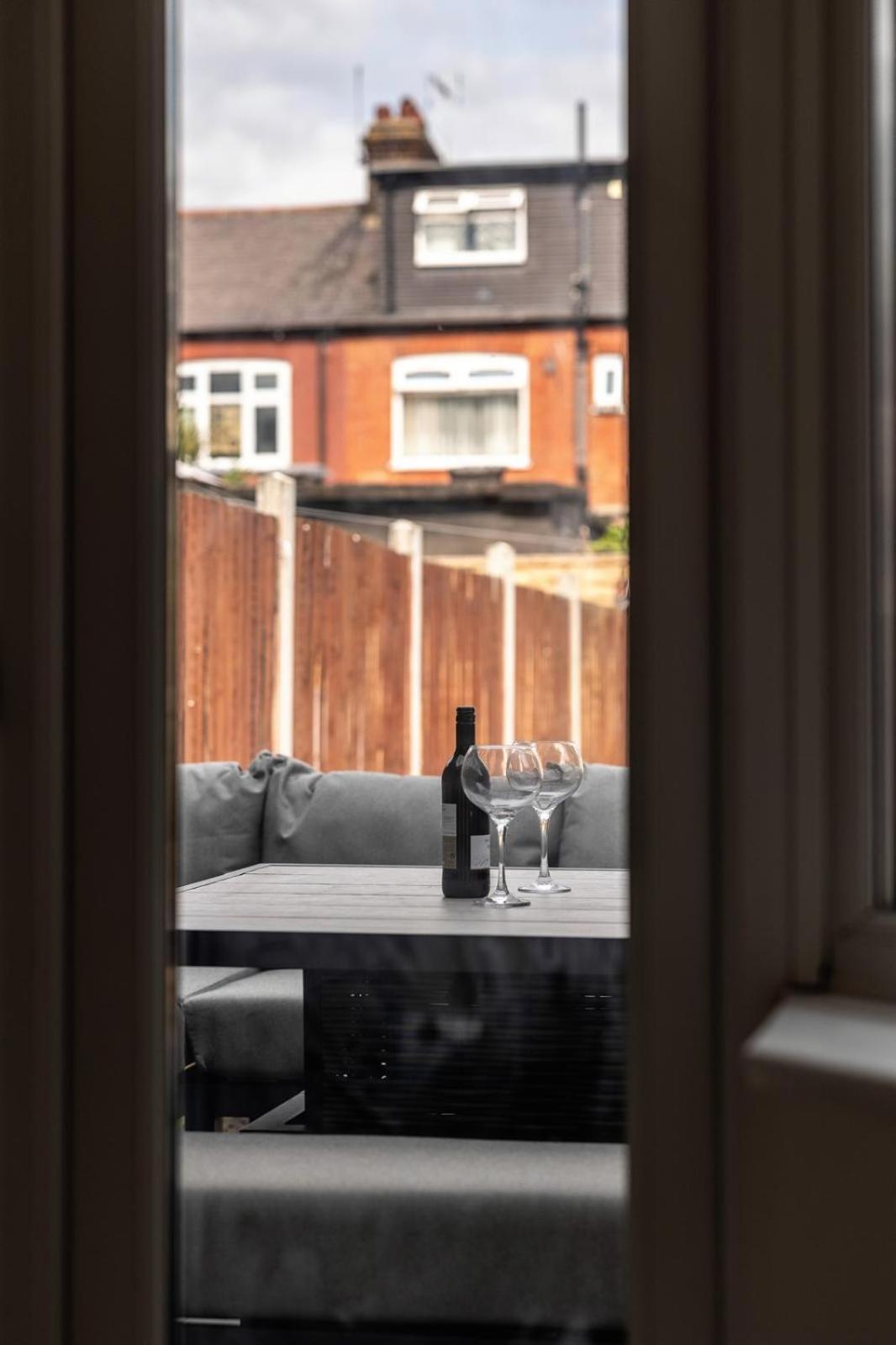 Modern With Driveway Parking For 2 Vehicles, Near Tottenham Hotspur Stadium, White Hart Lane Train Station Vakantiehuis