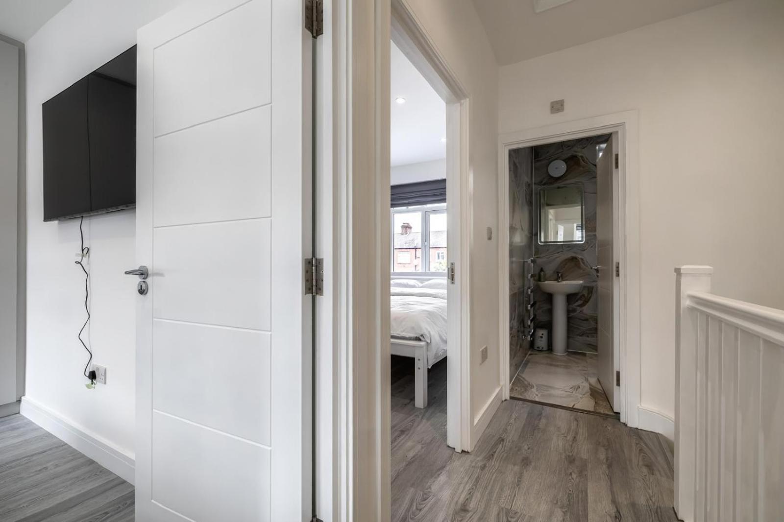 Vakantiehuis Modern With Driveway Parking For 2 Vehicles, Near Tottenham Hotspur Stadium, White Hart Lane Train Station *