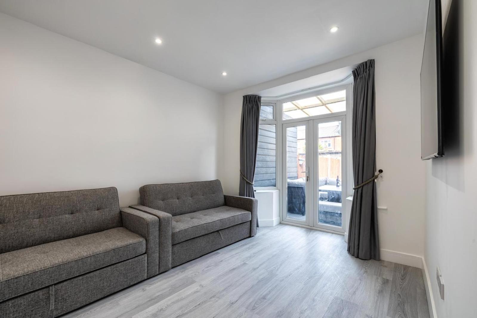 Modern With Driveway Parking For 2 Vehicles, Near Tottenham Hotspur Stadium, White Hart Lane Train Station Londen