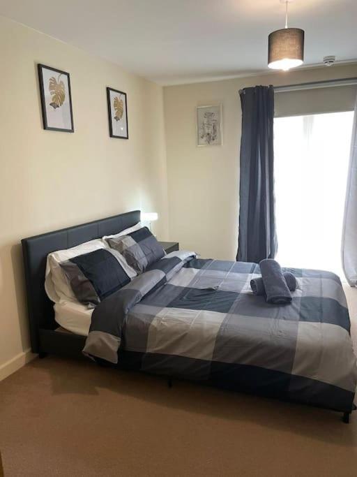 Two Bedroom House By Brookland Serviced Short Lets With Free Wifi & Parking Casa de Férias *