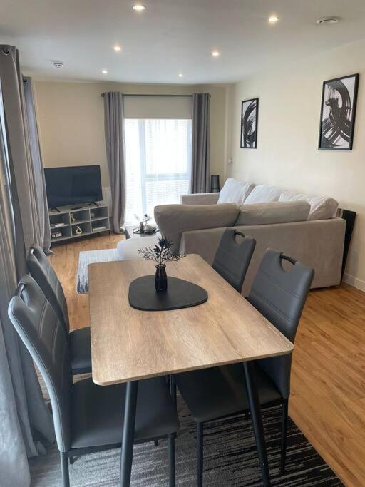 Two Bedroom House By Brookland Serviced Short Lets With Free Wifi & Parking Casa de Férias *