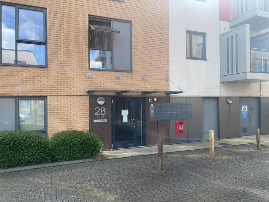 Two Bedroom House By Brookland Serviced Short Lets With Free Wifi & Parking *