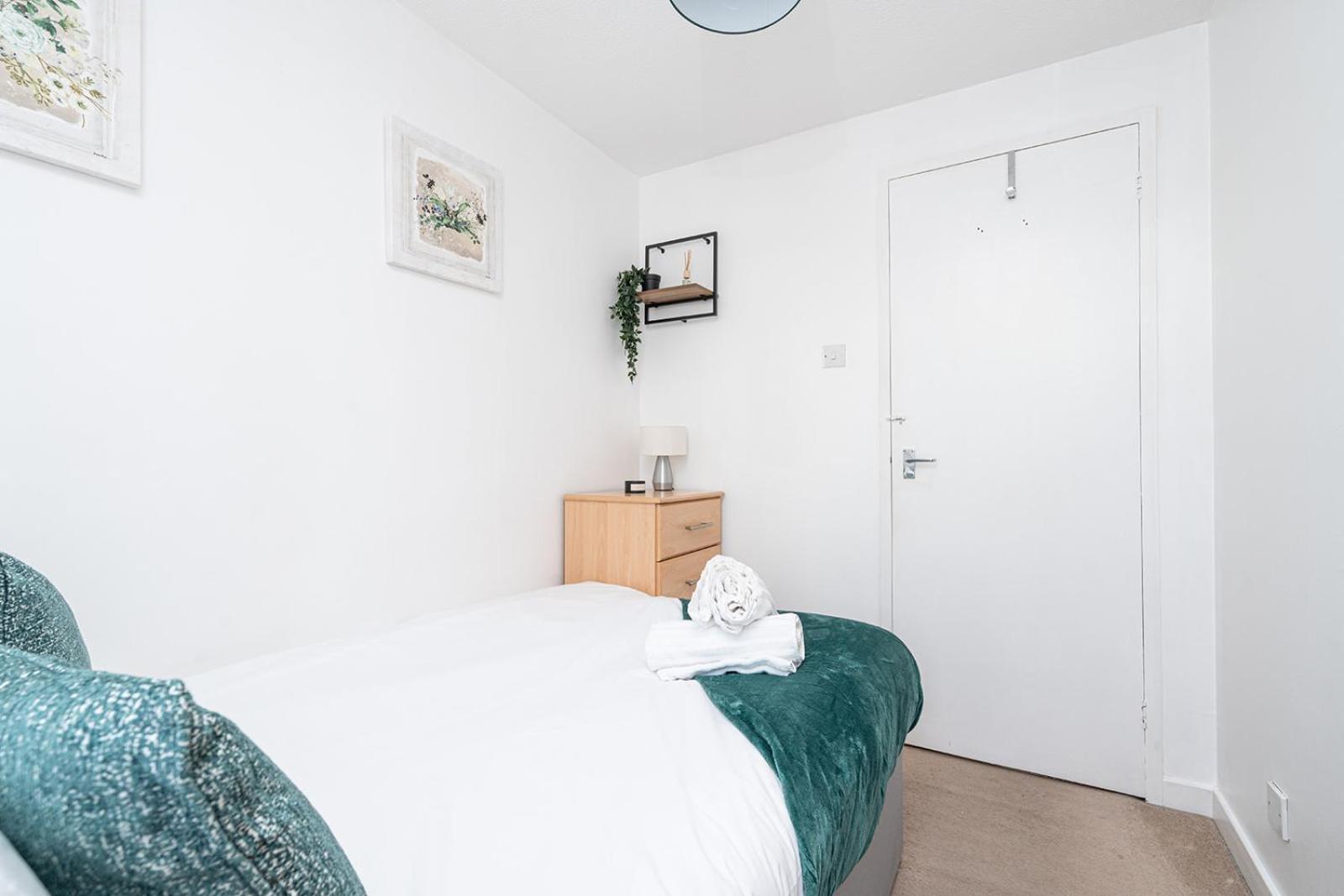 Canadawater-2bedroom-1bathroom-wifi-free Parking *