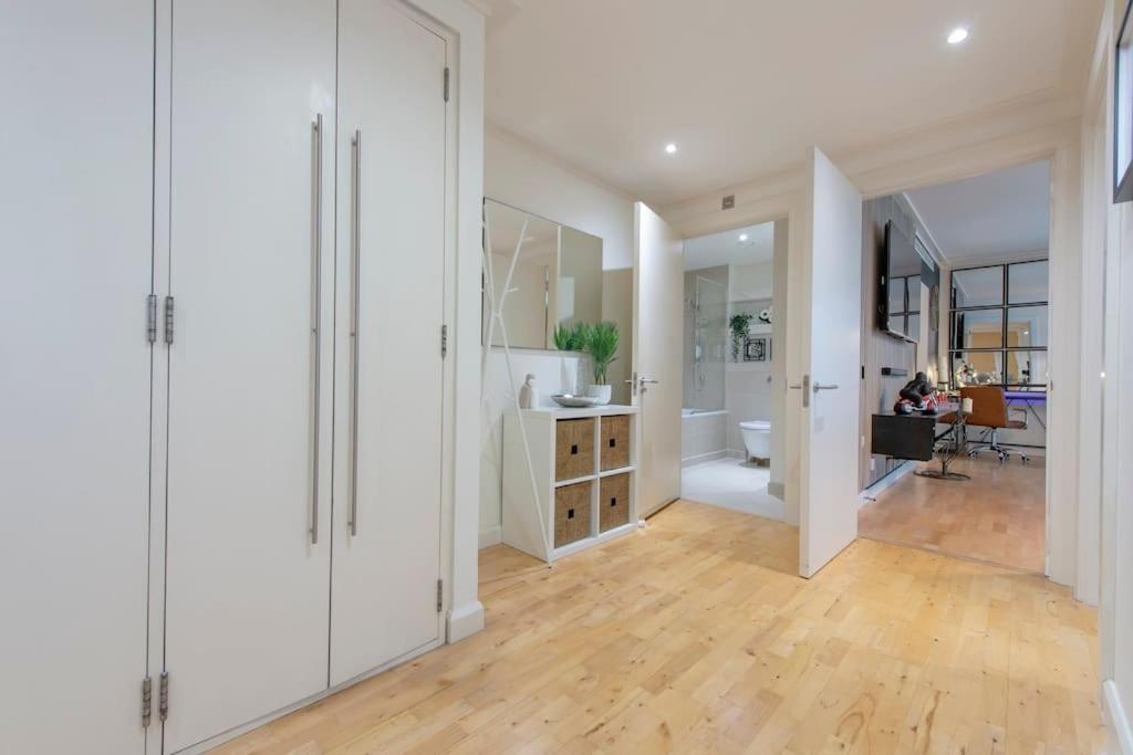 24hr Concierge, Gym, Pool, Museum, Shopping Centre