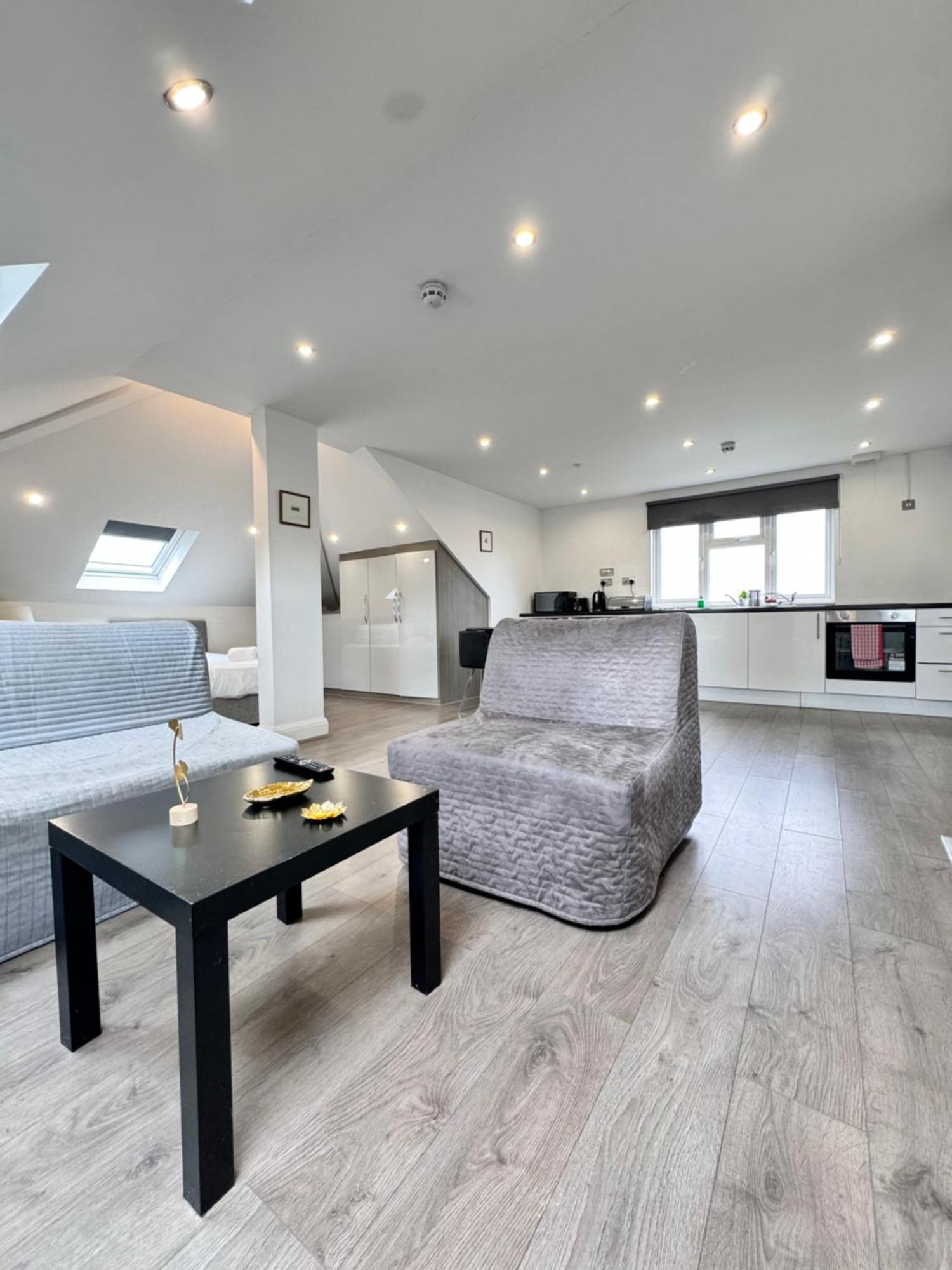 Hatton Heathrow Airport- Free Parking-free Underground To And From Heathrow Airport Hatton Cross Picture-see Fast Hatton Cross To 30min *