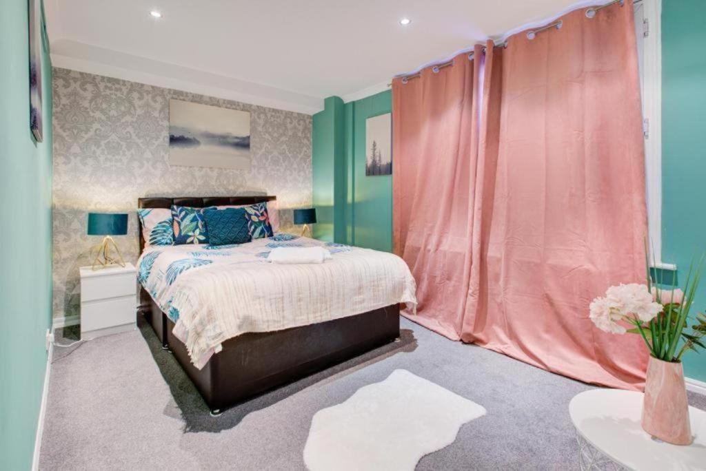 Hyde Park Two Bedroom *