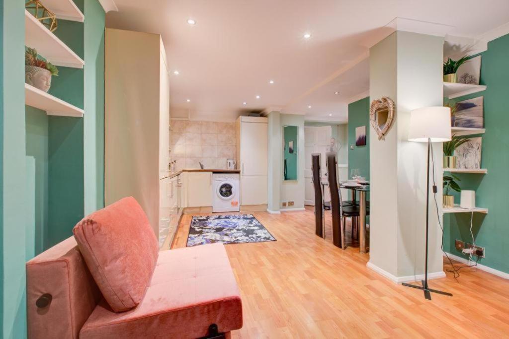 Hyde Park Two Bedroom Appartement *