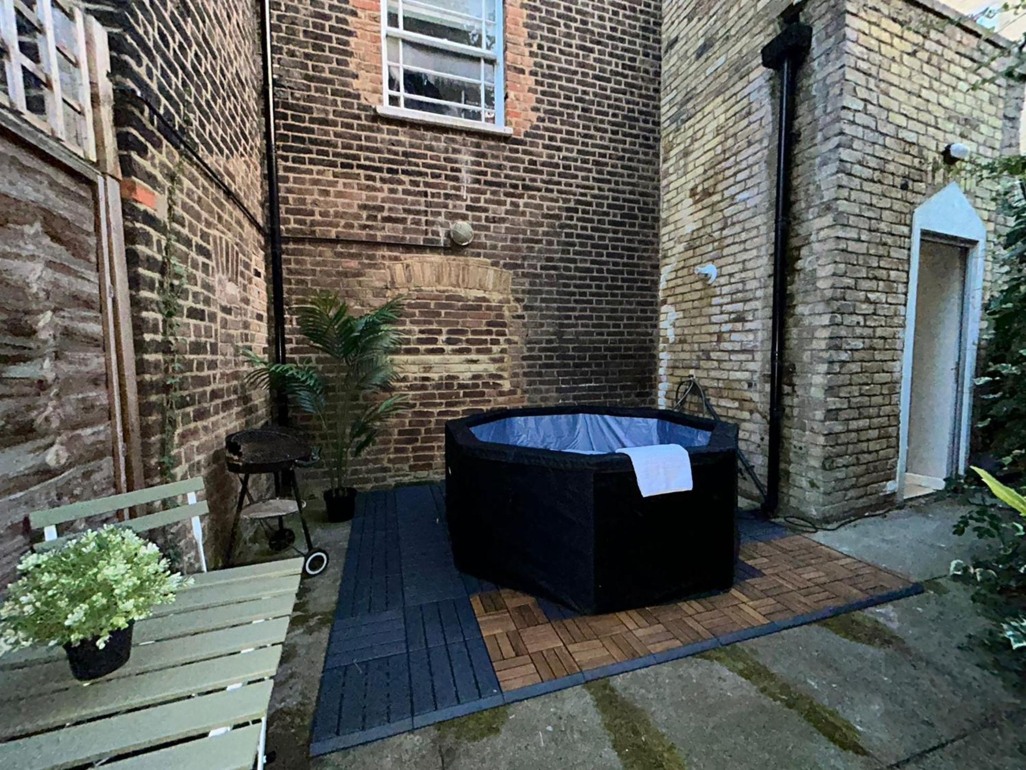 Camden Coach House By Livestay Short Lets & Serviced With Terrace Retreat & Parking London