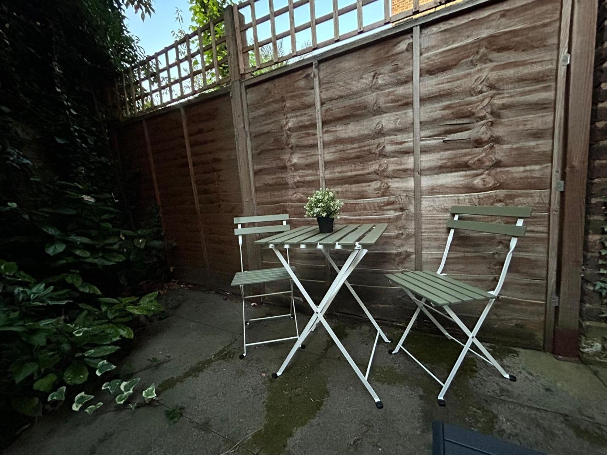 Camden Coach House By Livestay Short Lets & Serviced With Terrace Retreat & Parking *