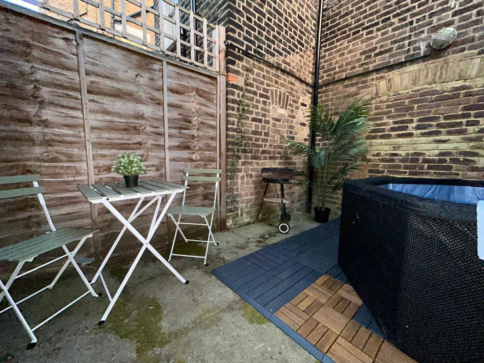 Ferienhaus Camden Coach House By Livestay Short Lets & Serviced With Terrace Retreat & Parking *