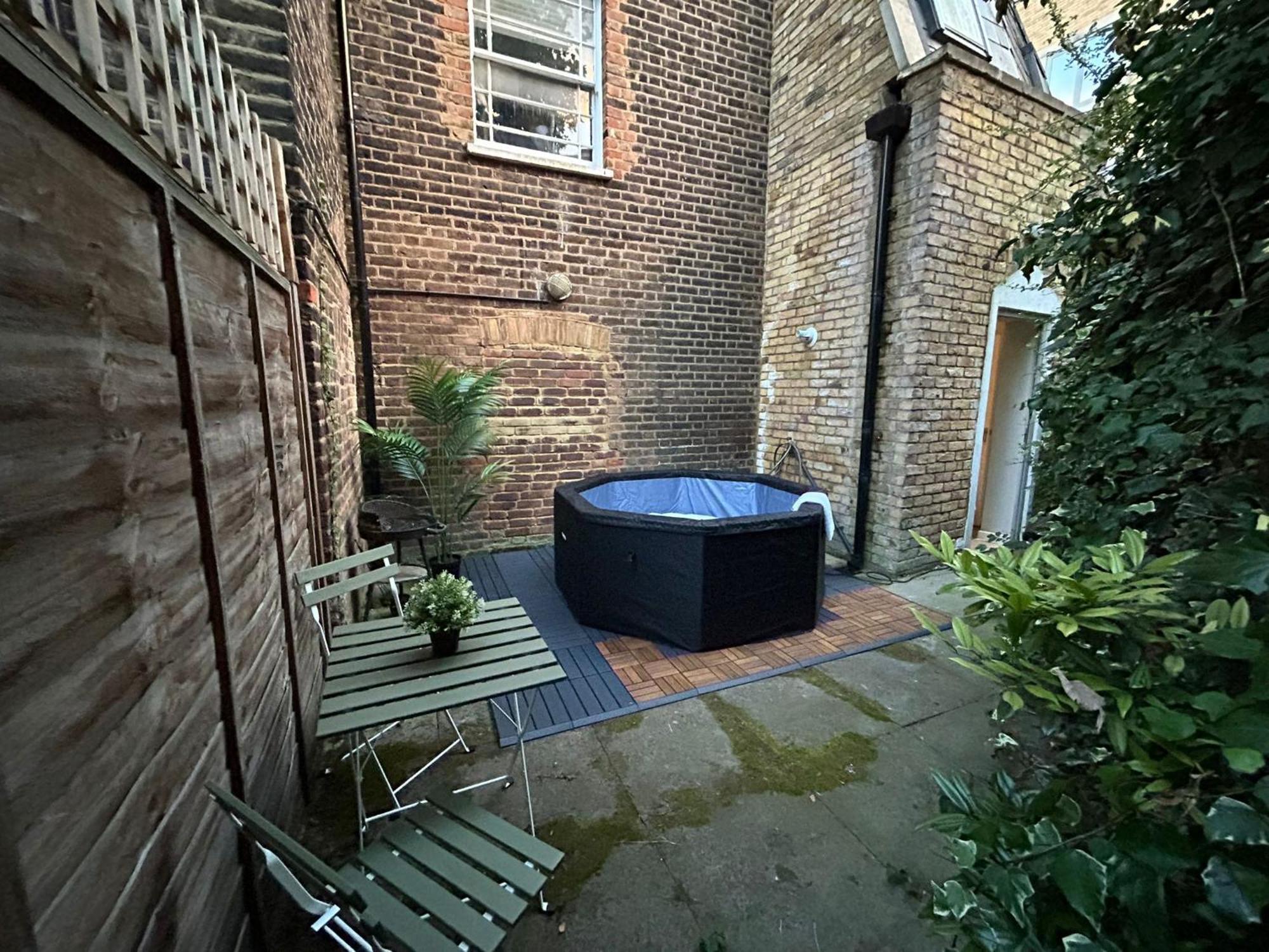 Camden Coach House By Livestay Short Lets & Serviced With Terrace Retreat & Parking *