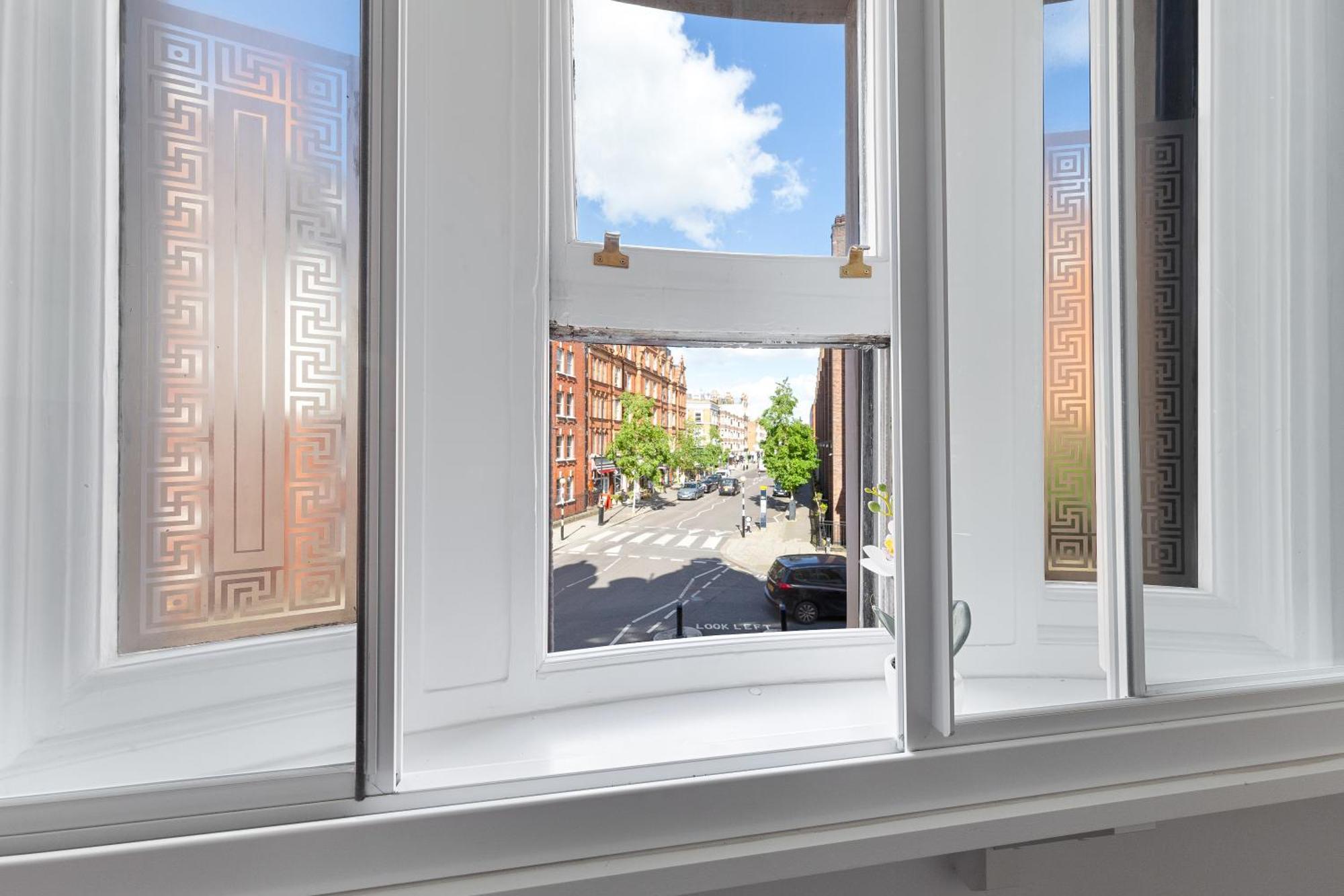 Designer Victorian Flat With Large Terrace *