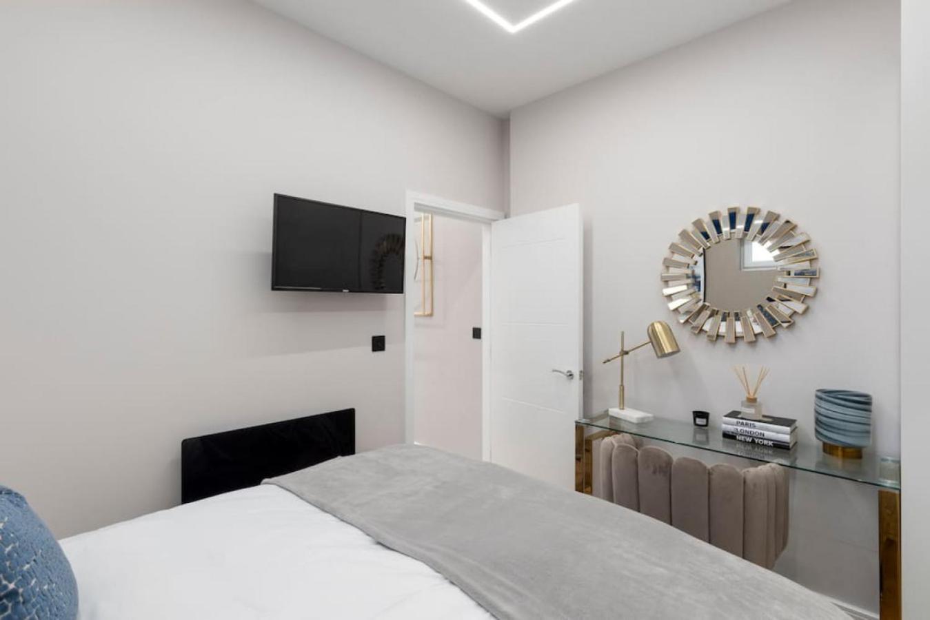 5 Star Accommodation, 2 Minutes To Brent Cross Station Apartamento Londres