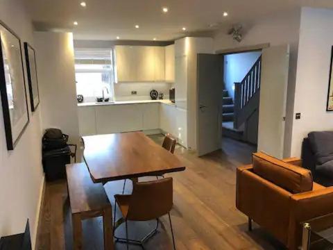 Apartment Luxurious & Modern 2 Bedroom Notting Hill Townhouse *