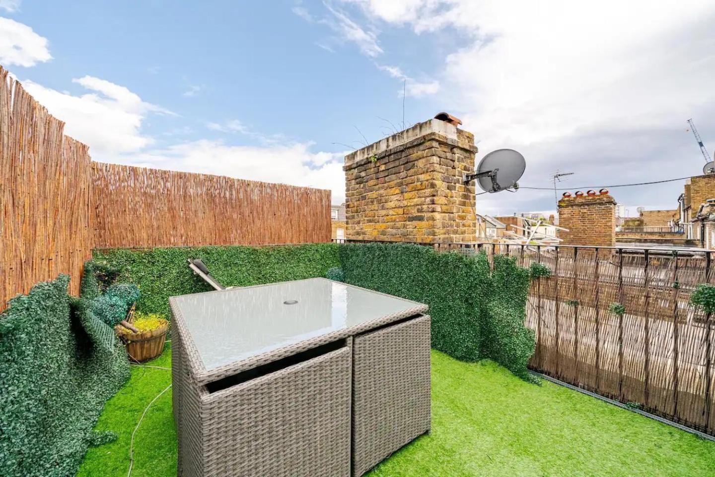 Luxurious & Modern 2 Bedroom Notting Hill Townhouse Apartment