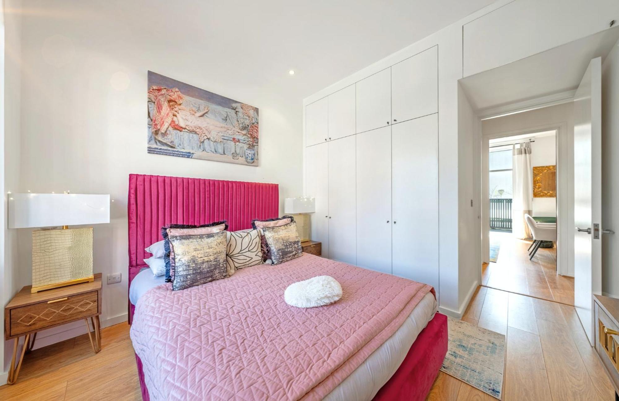 Designer Victorian Flat With Large Terrace *