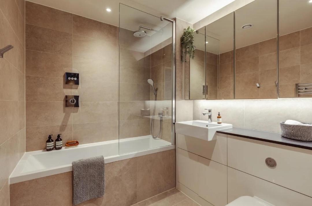 Appartement Elegant 2-bedroom Flat Near Bridge - Perfect Location With Easy Access Londres