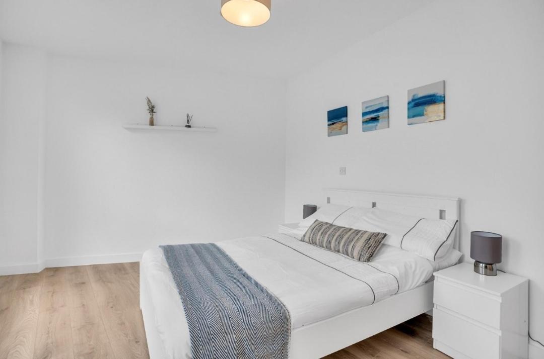 Elegant 2-bedroom Flat Near Bridge - Perfect Location With Easy Access
