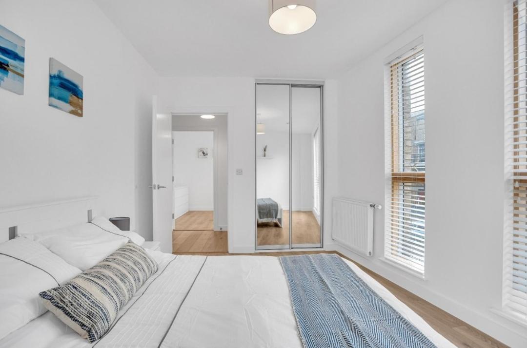 Appartement Elegant 2-bedroom Flat Near Bridge - Perfect Location With Easy Access Londres