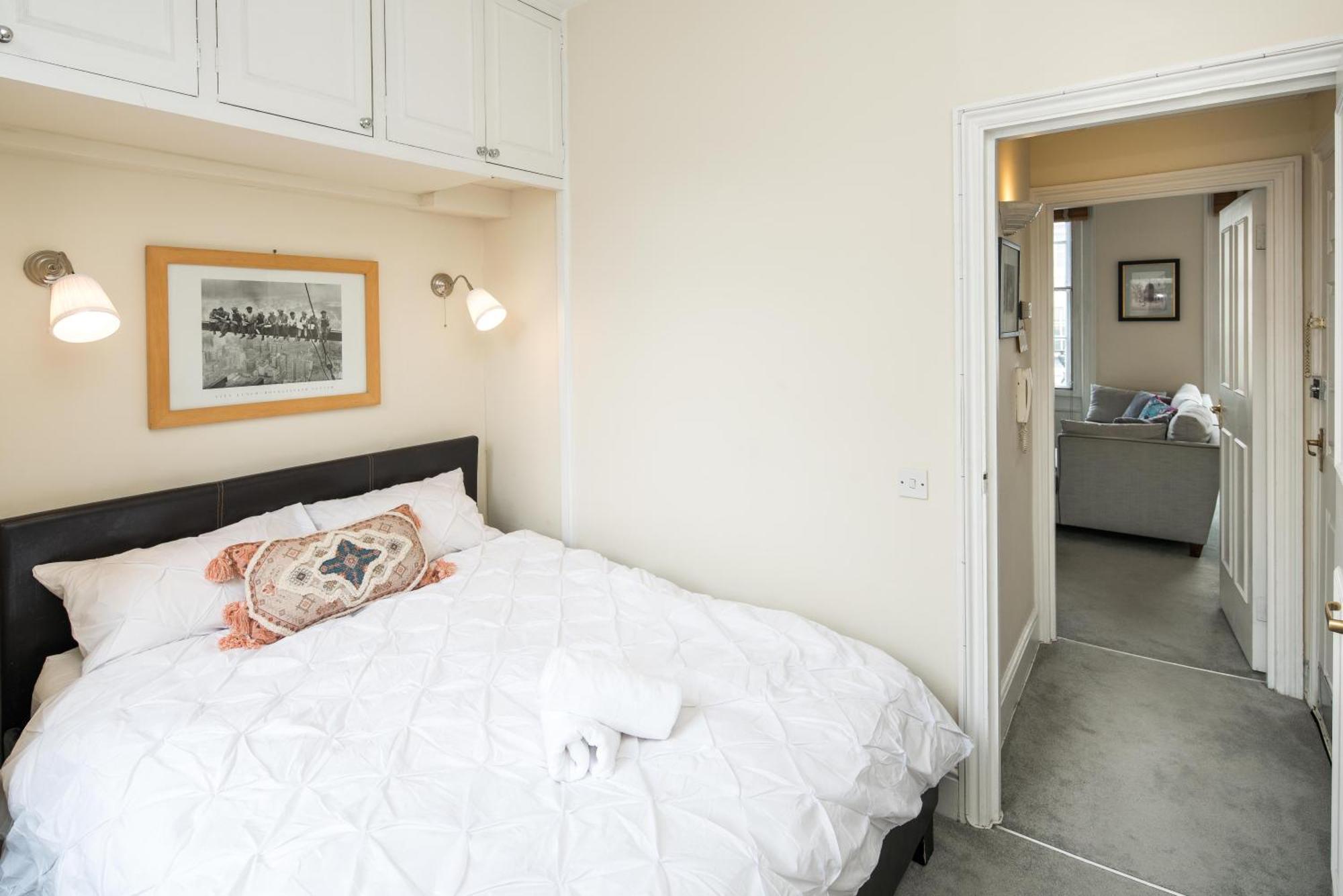 High-ceiling Gorgerous Victorian Flat With Private Garden - 3 Mins To Hyde Park, Kensington Palace, 8 Mins Nottinghill, High Street Kensington Station Londen