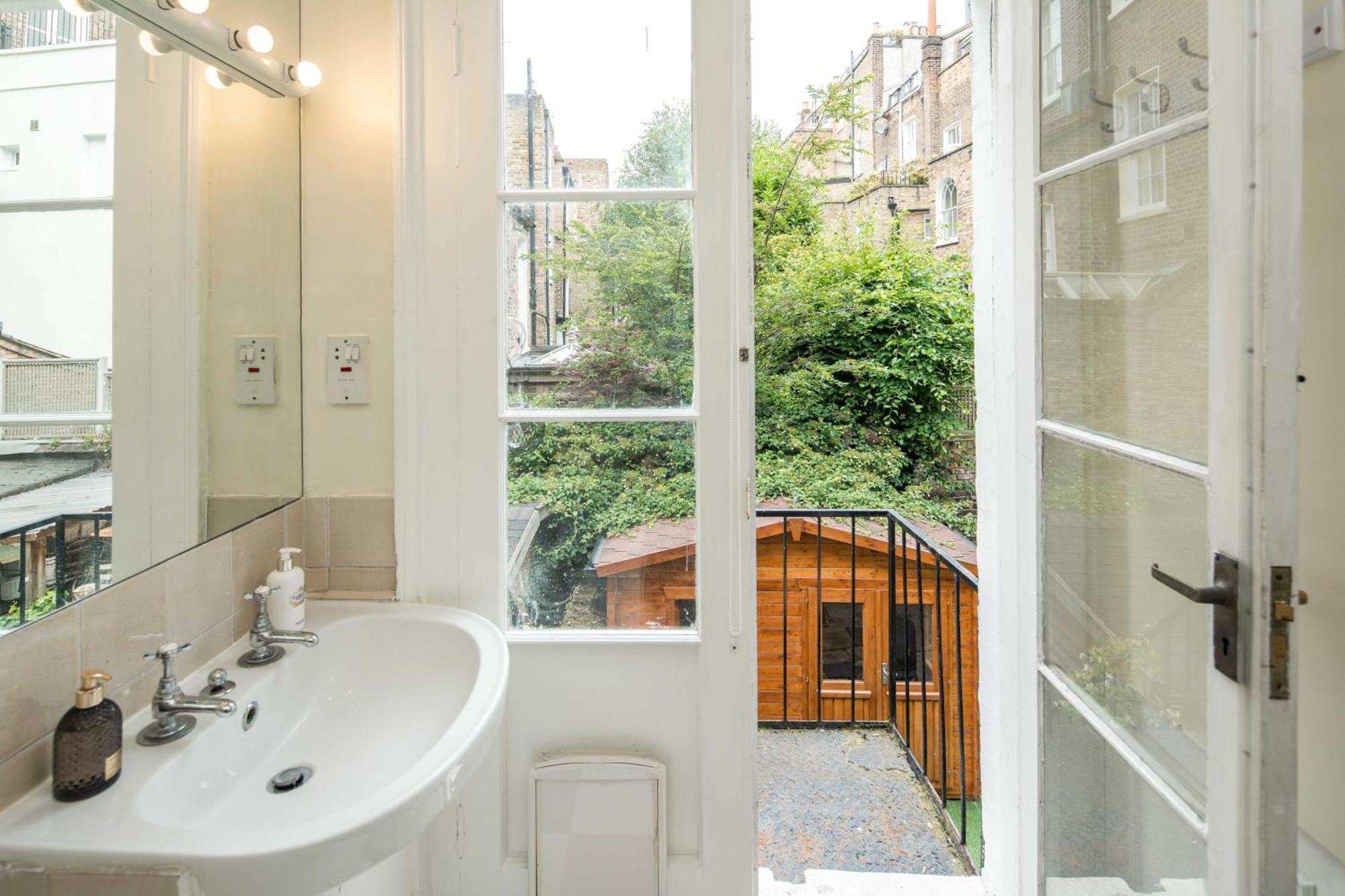 Appartement High-ceiling Gorgerous Victorian Flat With Private Garden - 3 Mins To Hyde Park, Kensington Palace, 8 Mins Nottinghill, High Street Kensington Station *