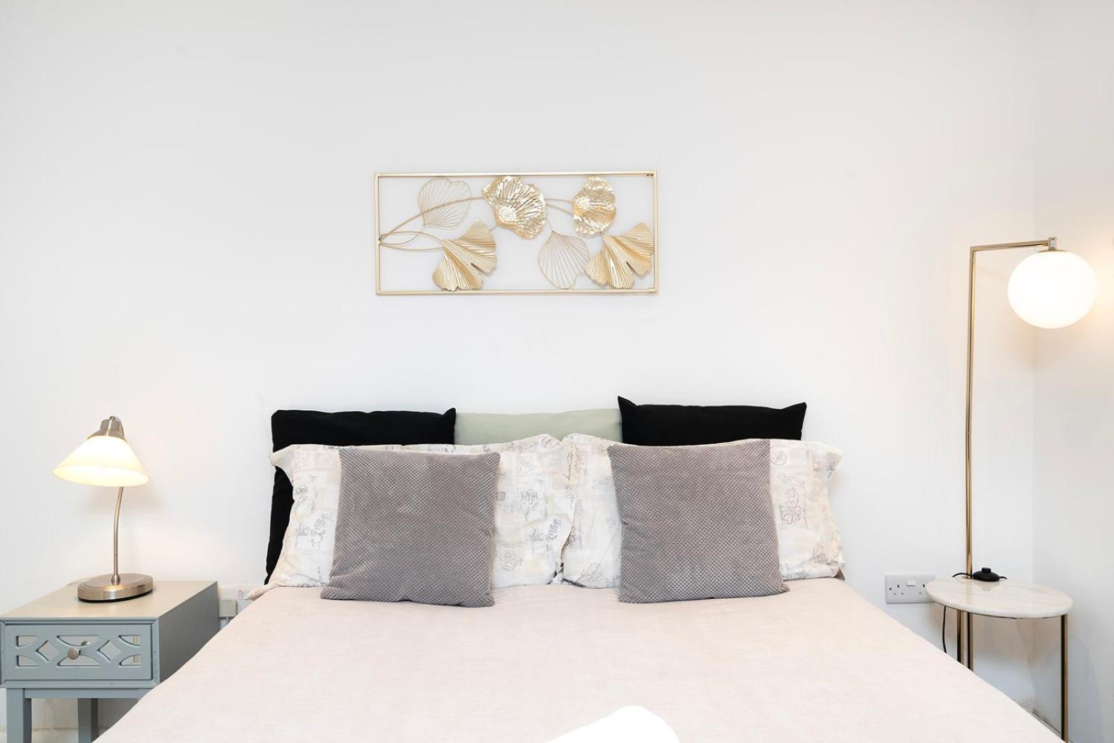 Apartamento Cosy 1 Bedroom Walking Distance To Mall With Parking Available Londres