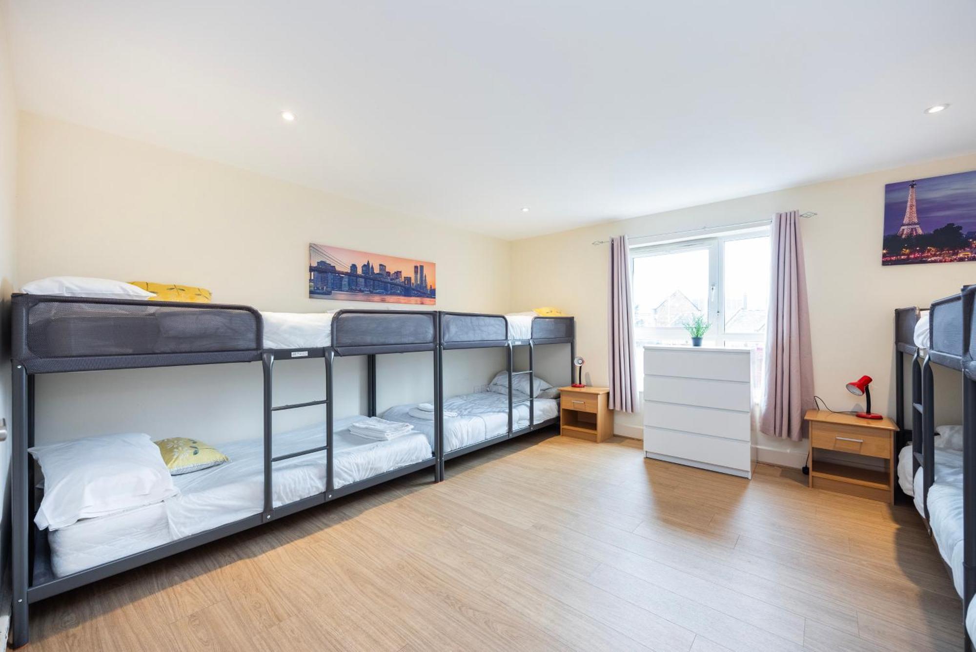 Heads On Bed -canary Wharf Docklands For The Larger Groups *