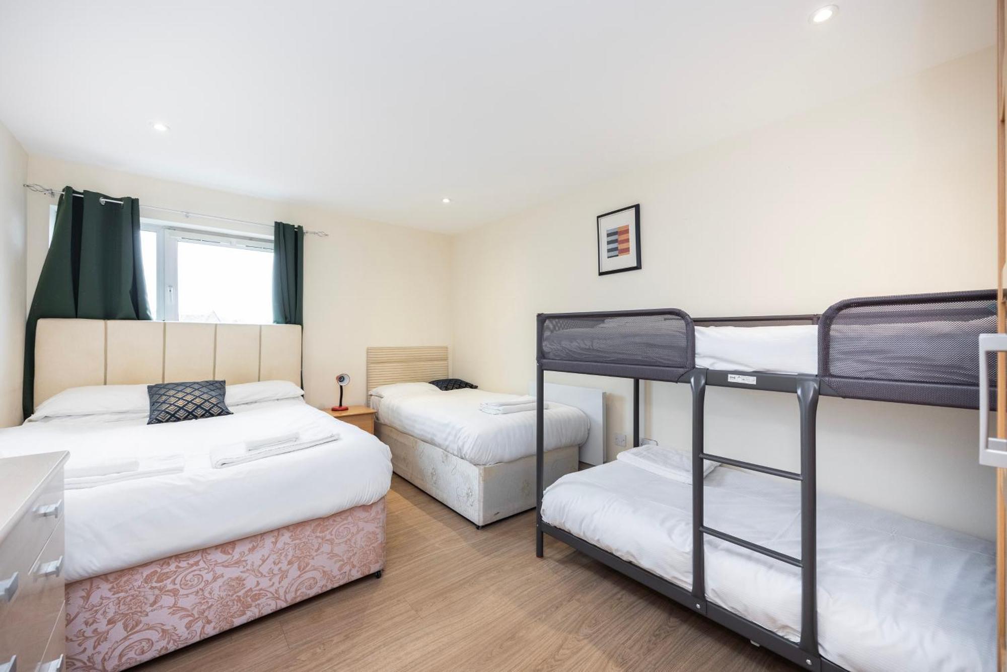 Heads On Bed -canary Wharf Docklands For The Larger Groups * London