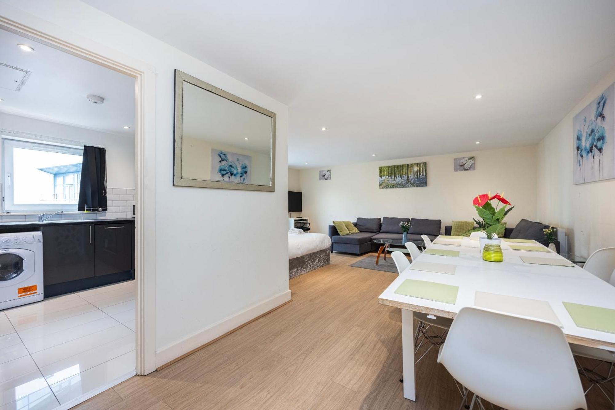 Heads On Bed -canary Wharf Docklands For The Larger Groups Apartment *