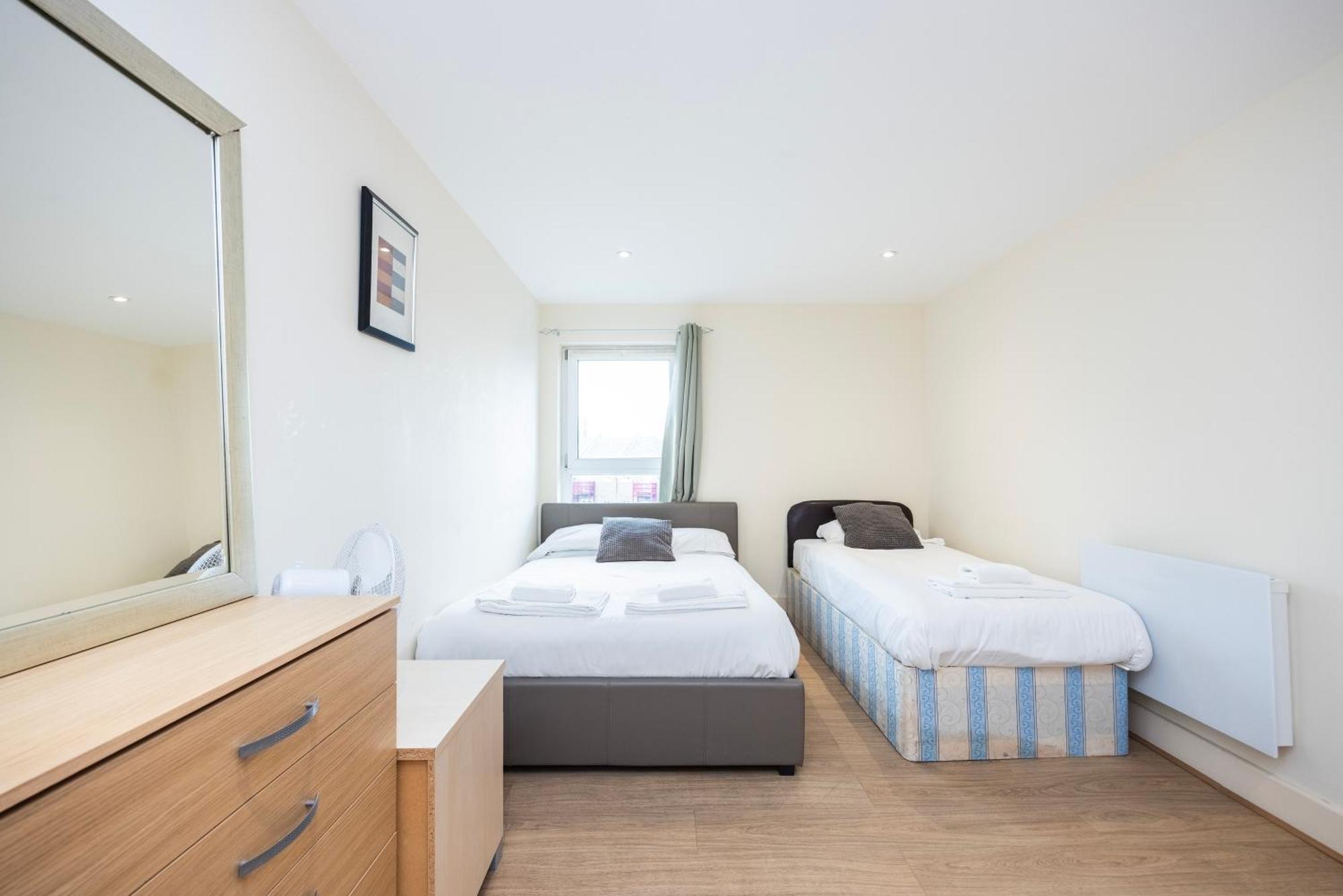 Heads On Bed -canary Wharf Docklands For The Larger Groups * London
