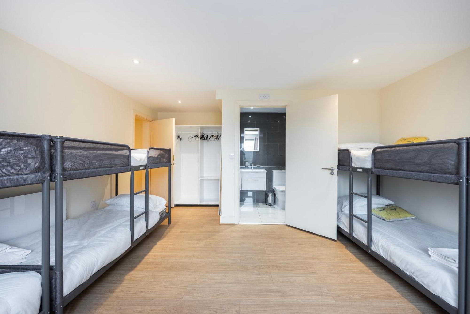 Heads On Bed -canary Wharf Docklands For The Larger Groups *
