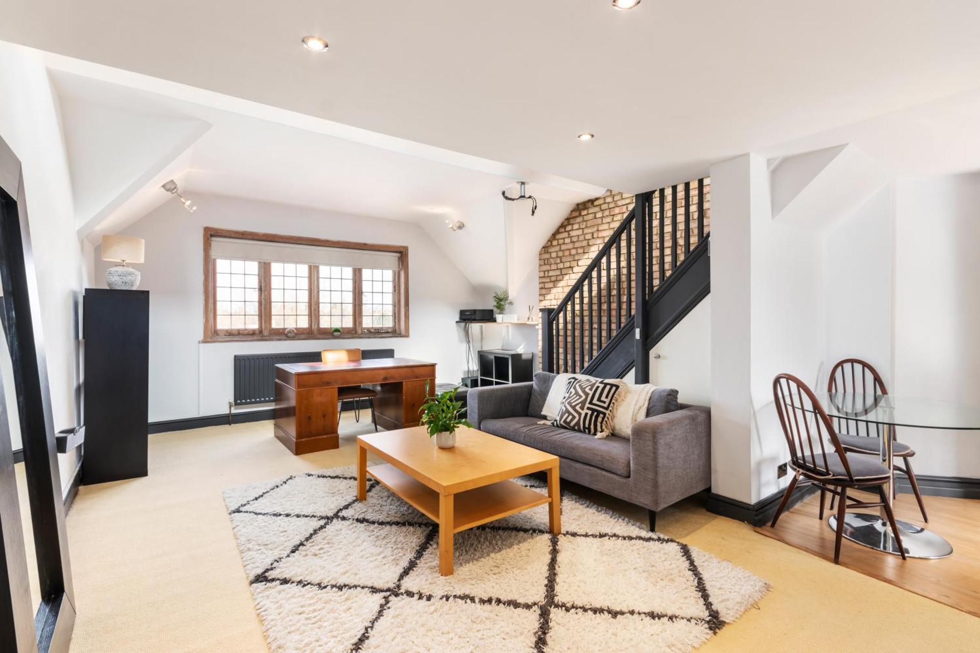 Designer 1 Bed Loft Apartment, Sw16 *