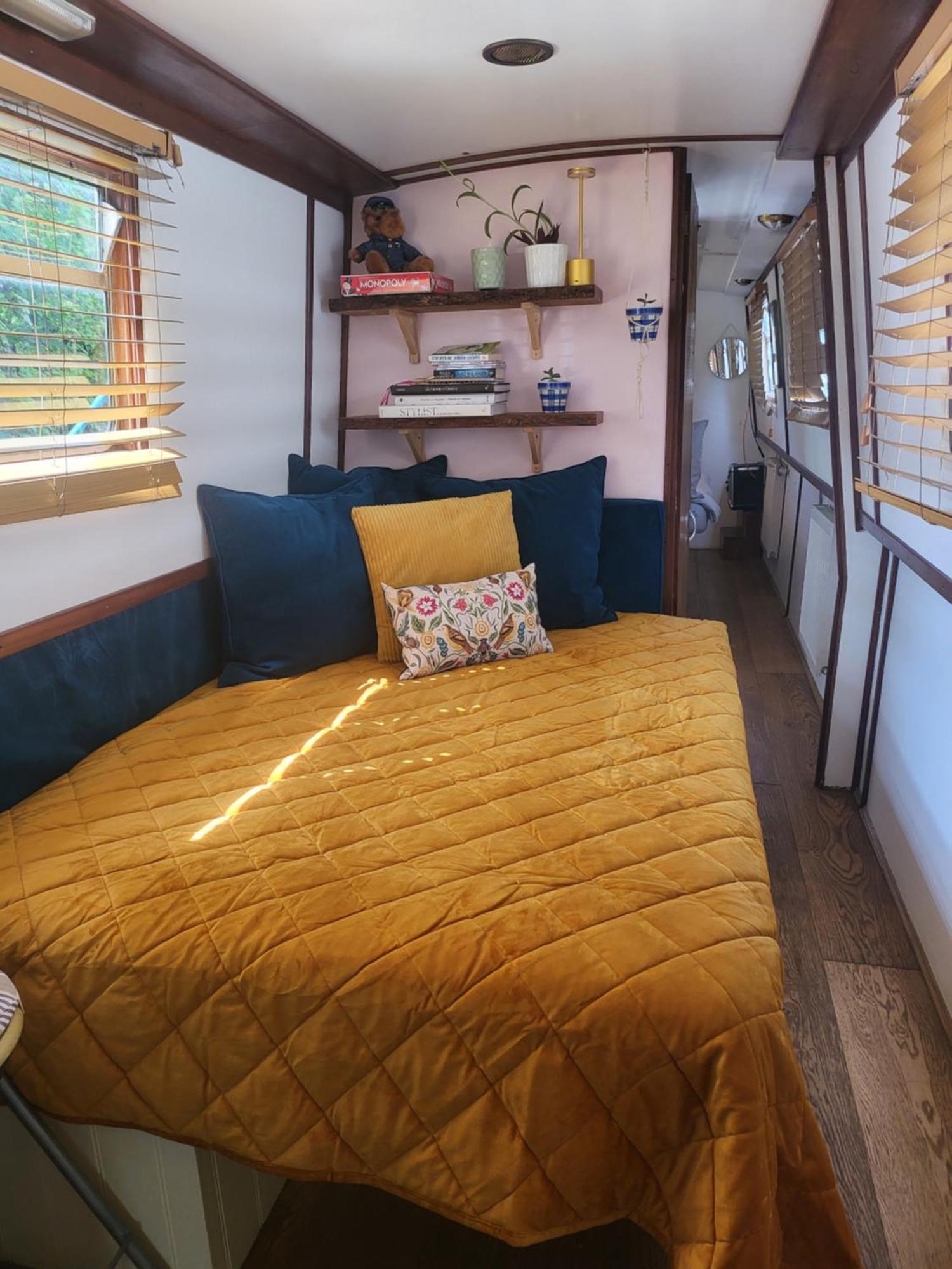 Lovely Canal Boat In Little Venice By Paddington For Family & Friends Londres