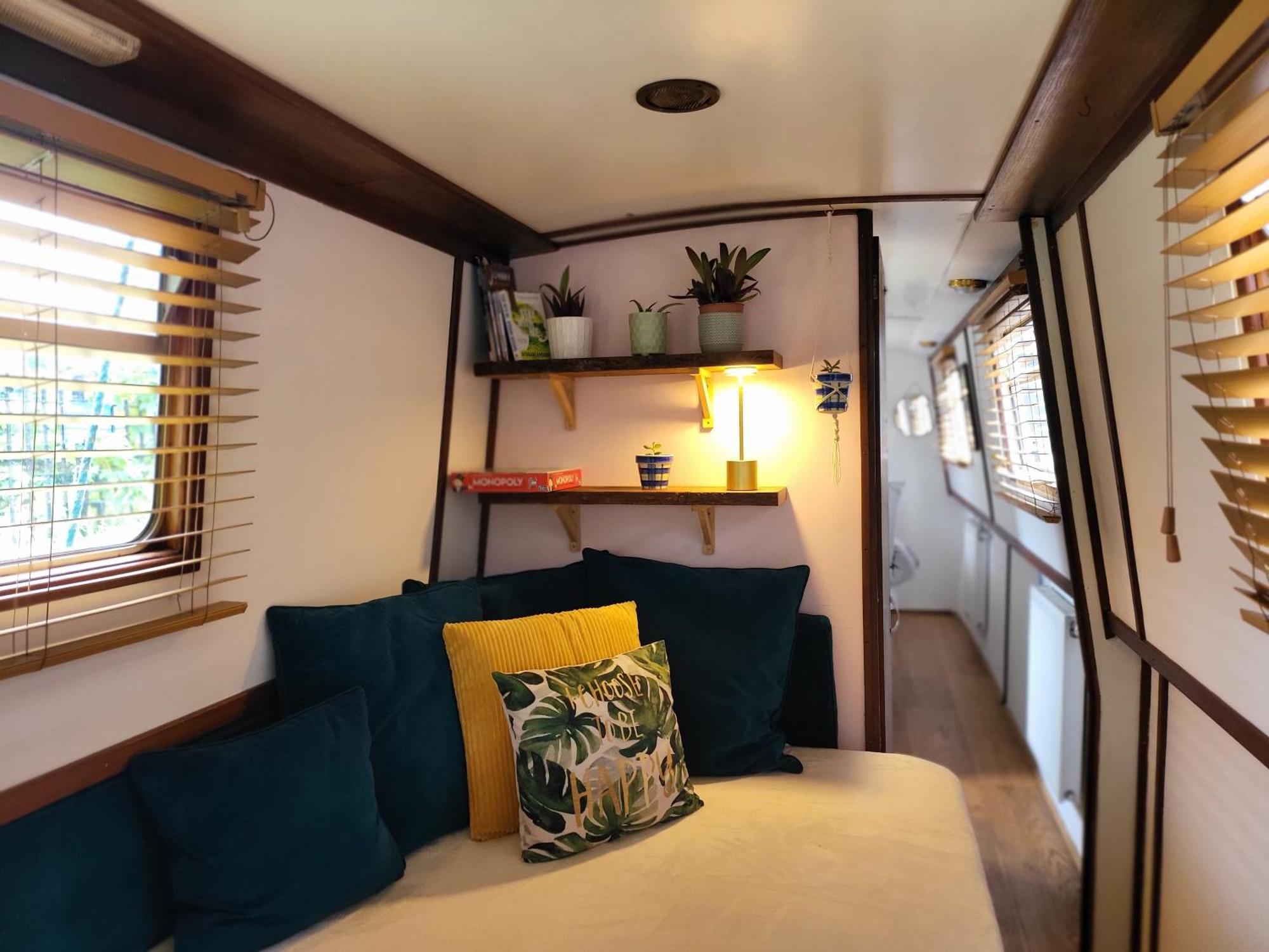 Lovely Canal Boat In Little Venice By Paddington For Family & Friends Londres